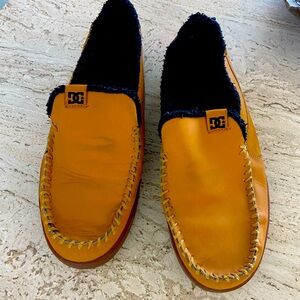 Gently used DC men’s shoes, marks on shoe from where blue Jean hit.